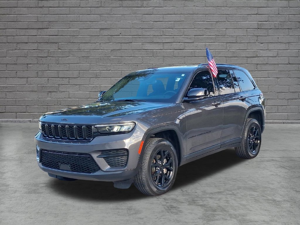 Used 2024 Gray Jeep Altitude X image 3