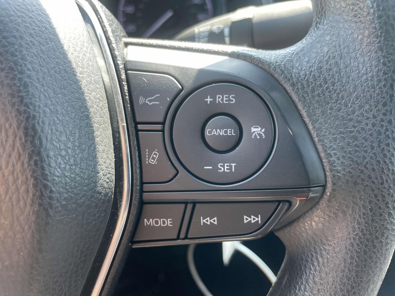 Used 2020 White Toyota LE image 20