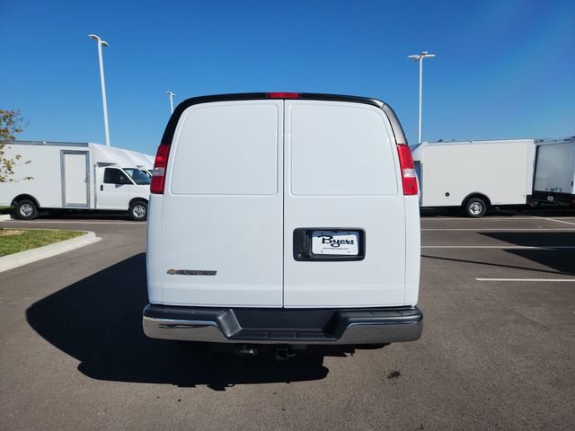 New 2025 Summit White Chevrolet WT image 7