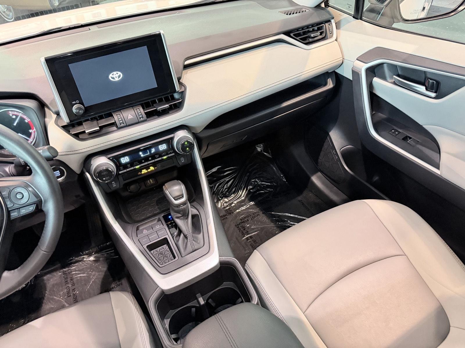 Used 2024 Wind Chill Pearl Toyota XLE Premium image 40