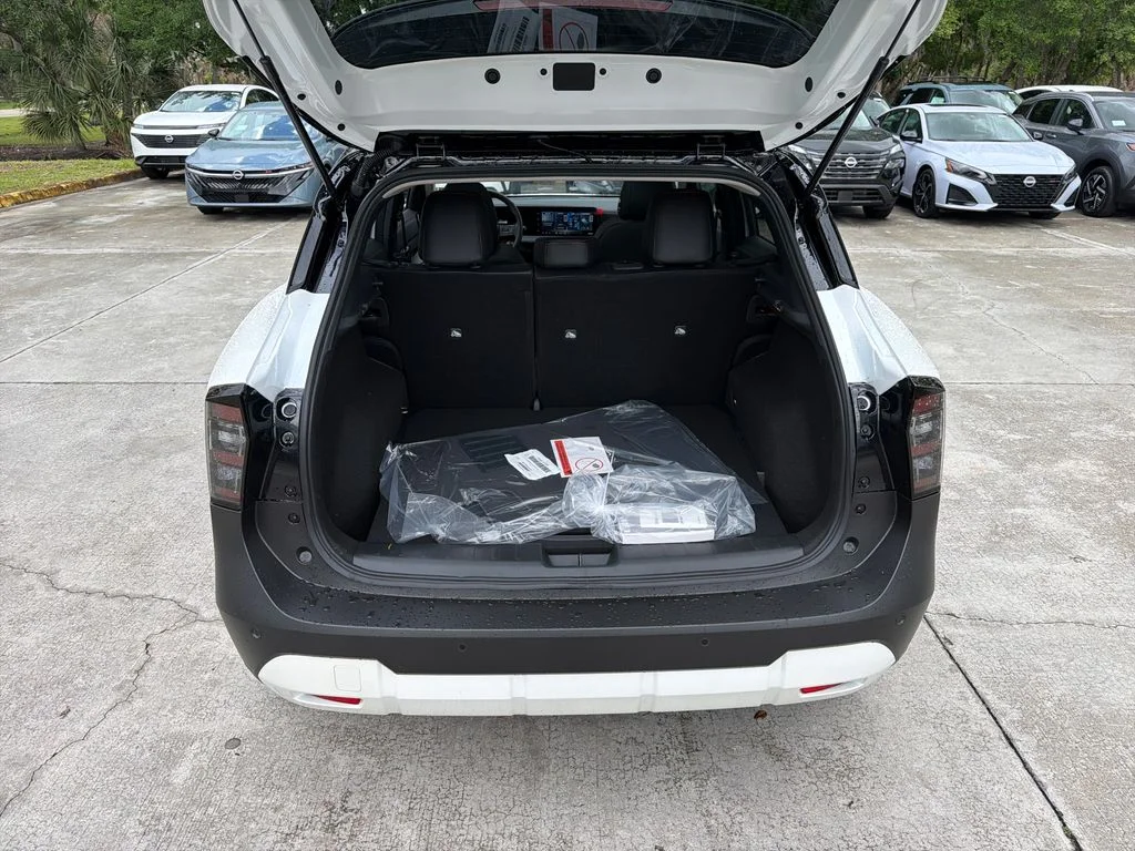New 2026 Aspen White TriCoat / Super Black Two-tone Nissan SR image 31