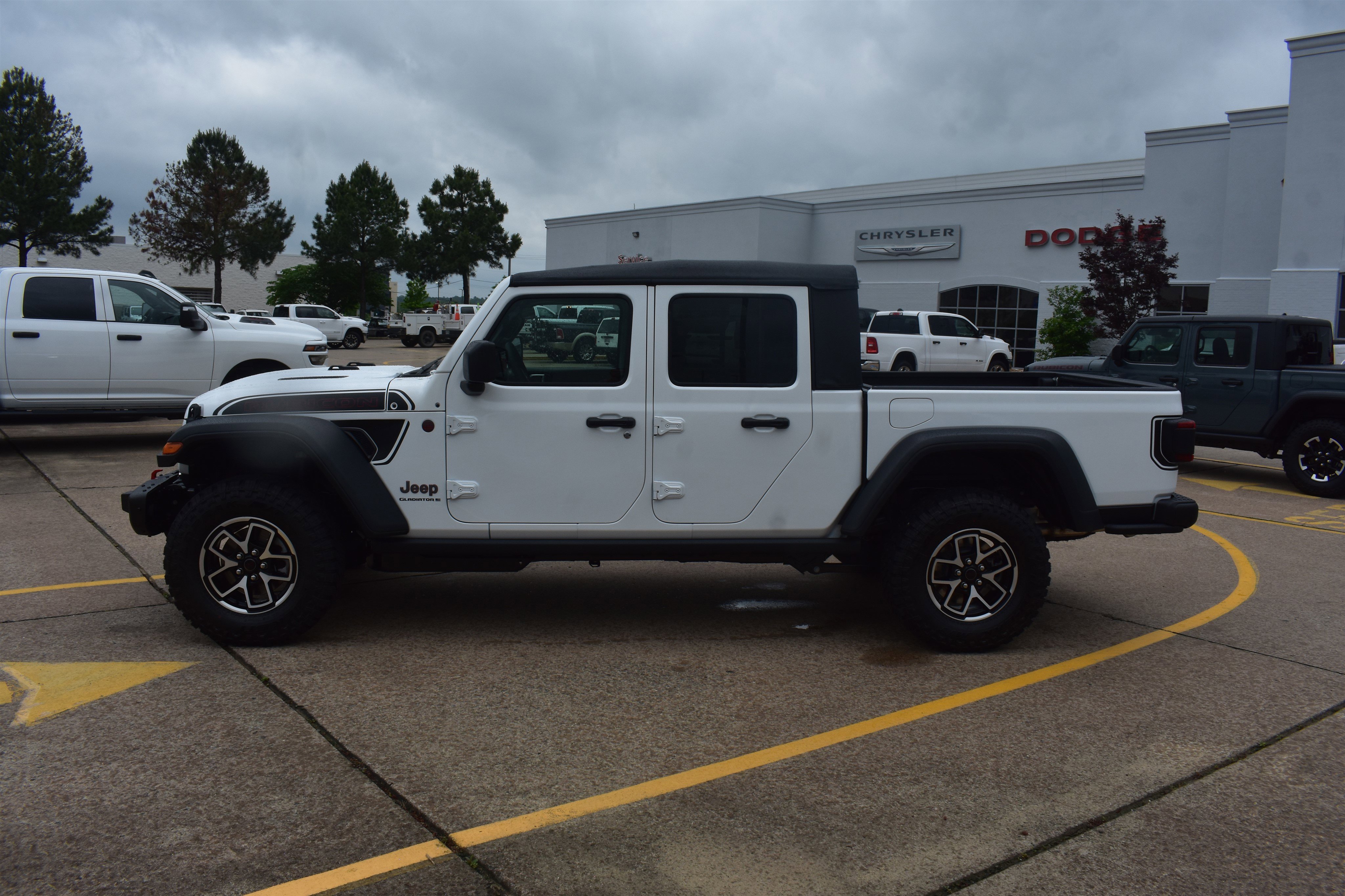 New 2026 Bright White Clear-Coat Exterior Paint Jeep Shadow Ops image 8