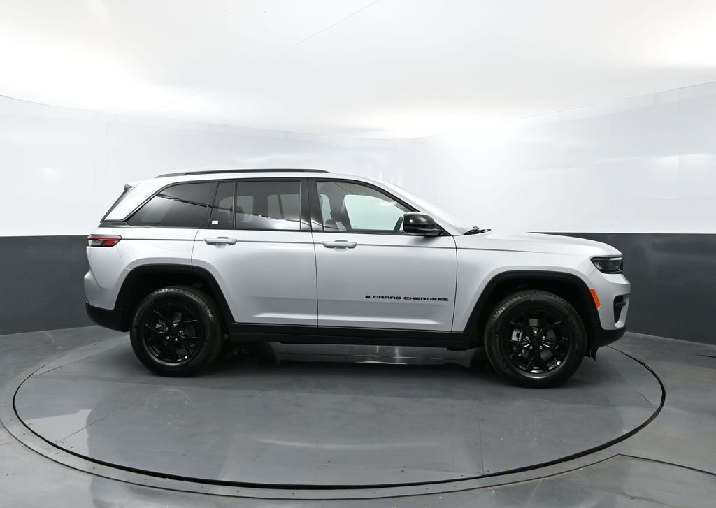Used 2025 Silver Zynith Jeep Altitude image 4