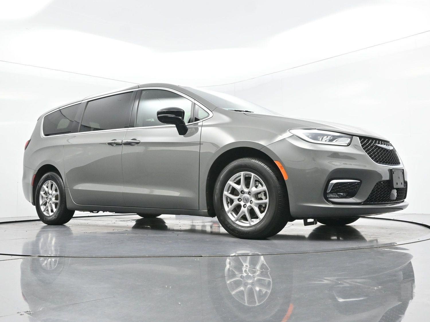 Used 2025 Gray Chrysler Select image 71