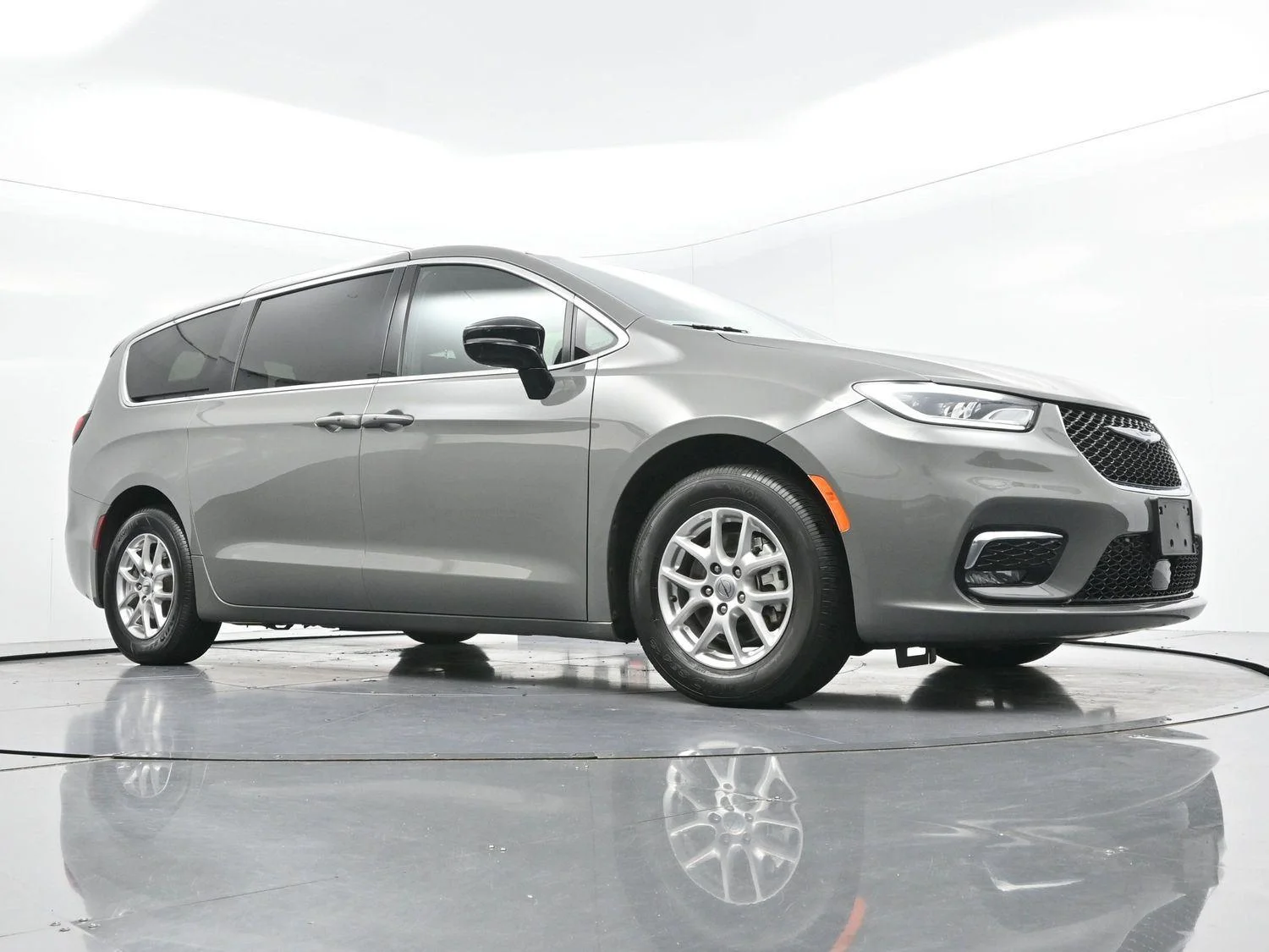 Used 2025 Gray Chrysler Select image 71