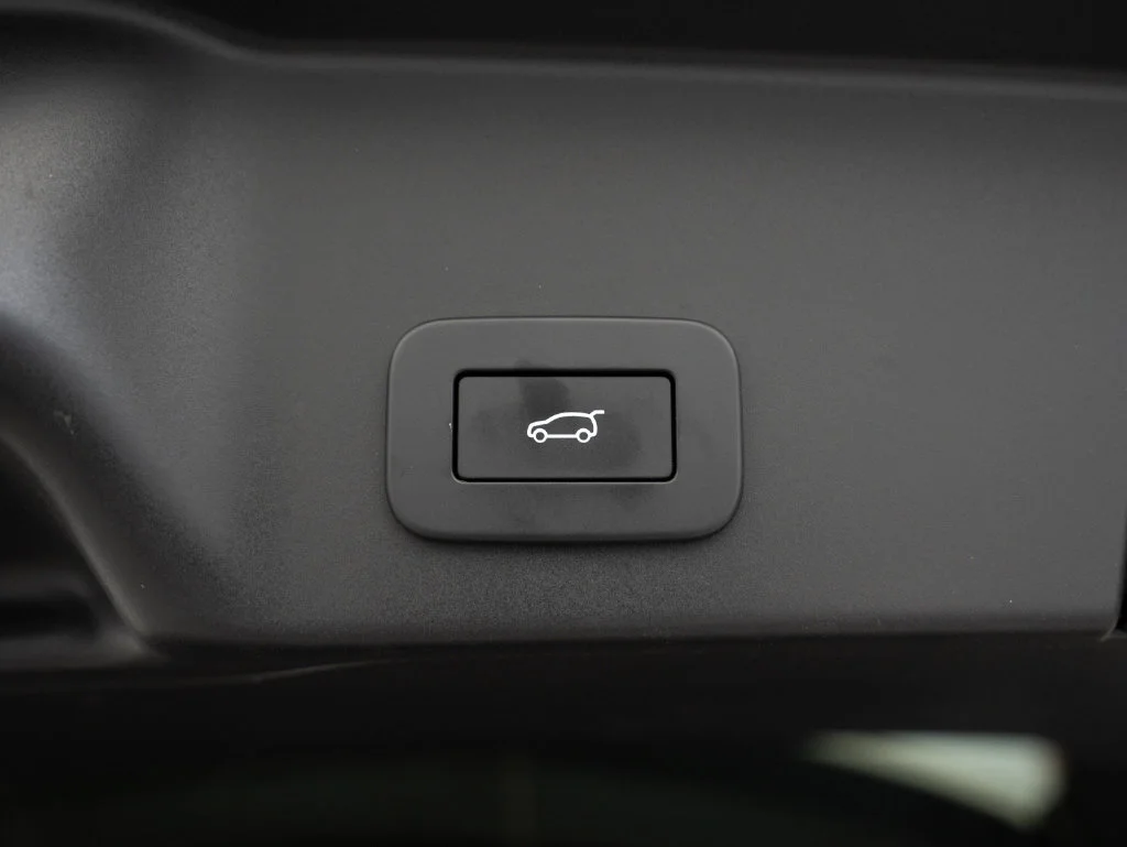 Used 2024 Eiger Gray Metallic Land Rover Dynamic image 21