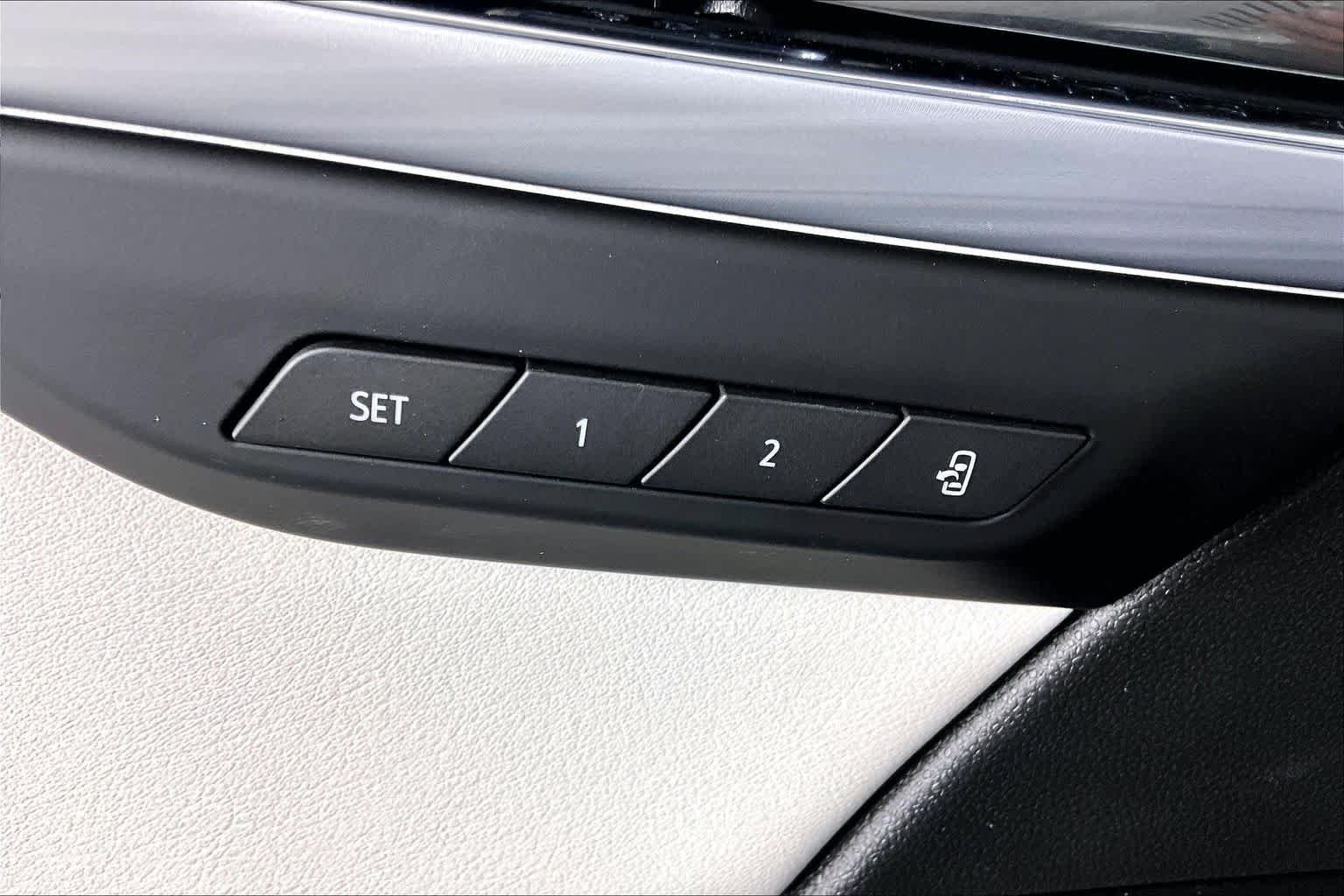 Used 2025 Iridescent White Tricoat Buick Avenir image 35