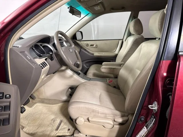 Used 2004 Red Toyota Base image 11