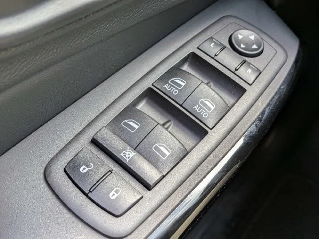 Used 2023 White Jeep Altitude image 22