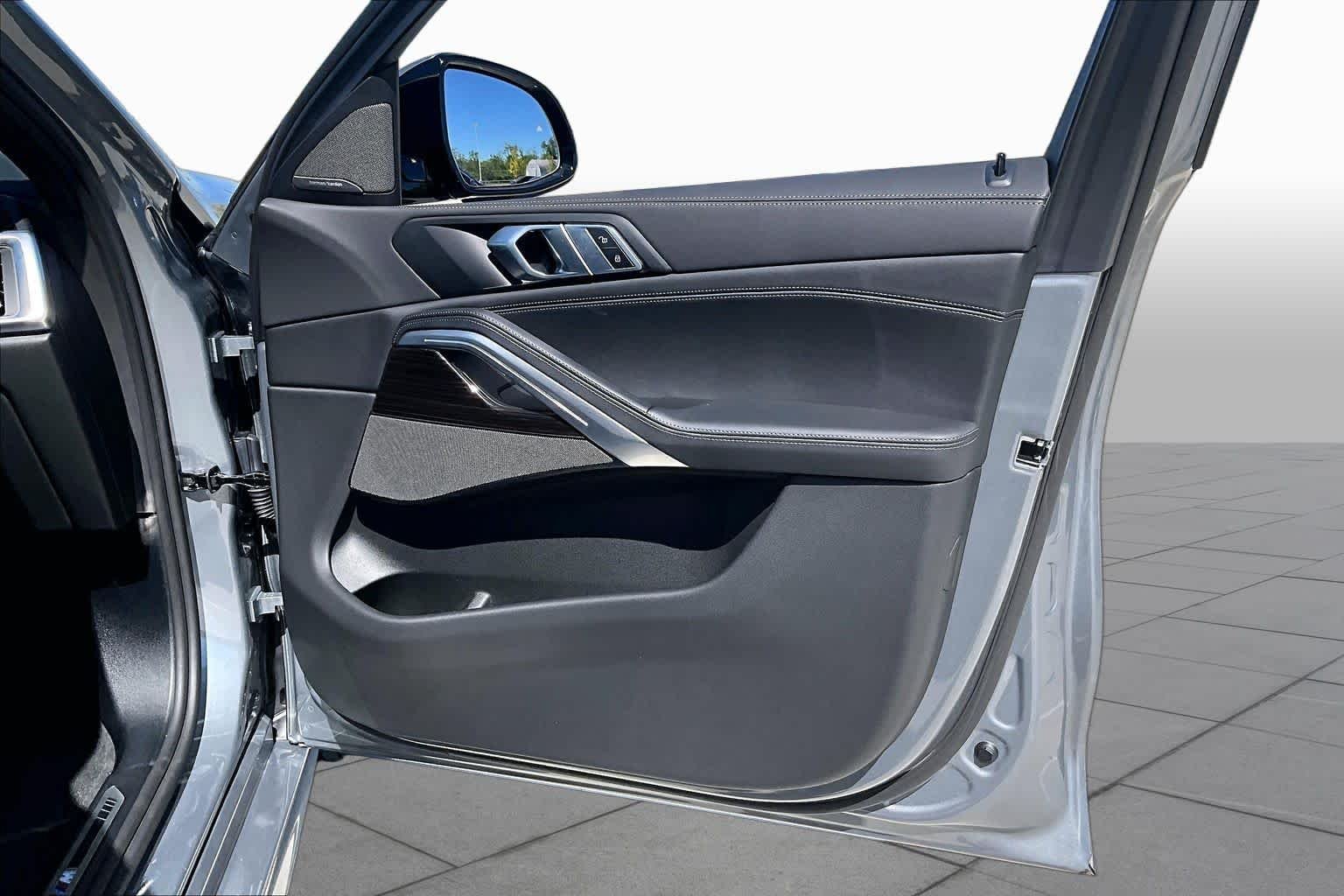 Used 2026 Skyscraper Grey Metallic BMW xDrive40i image 25