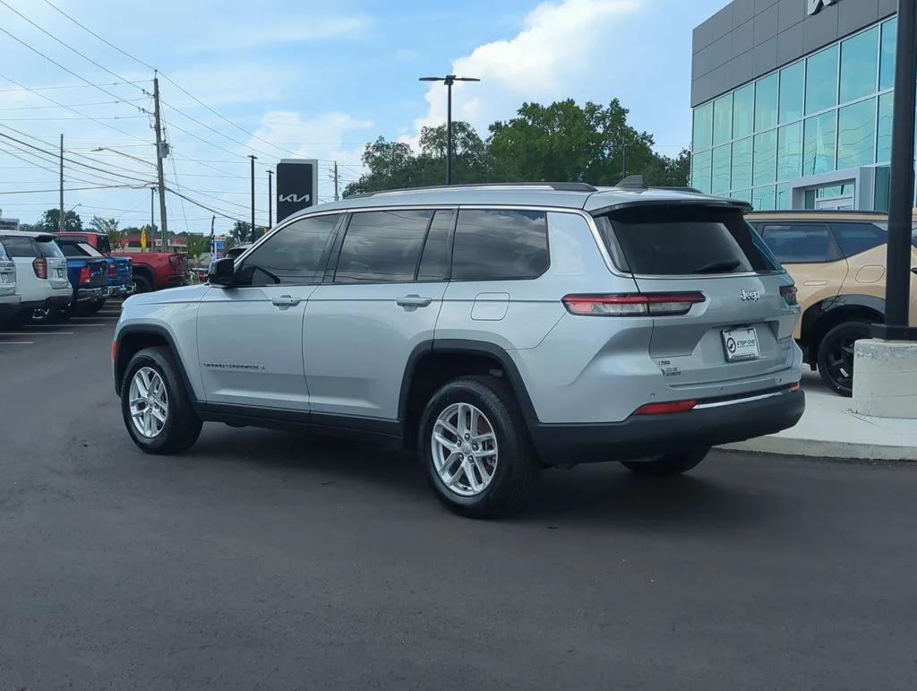Used 2022 Silver Jeep Laredo image 5