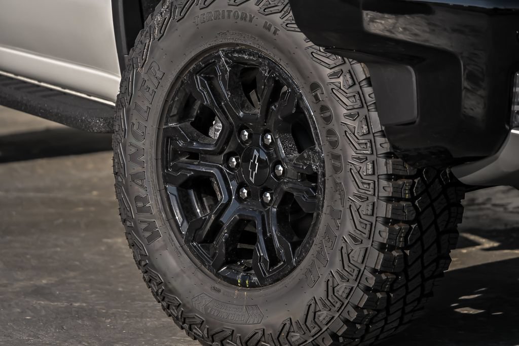 New 2026 Summit White Chevrolet ZR2 image 4