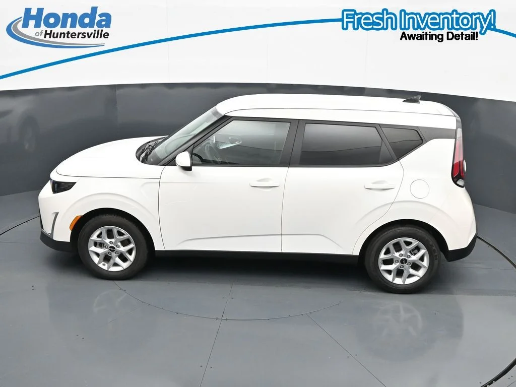 Used 2025 Snow White Pearl Kia LX image 19