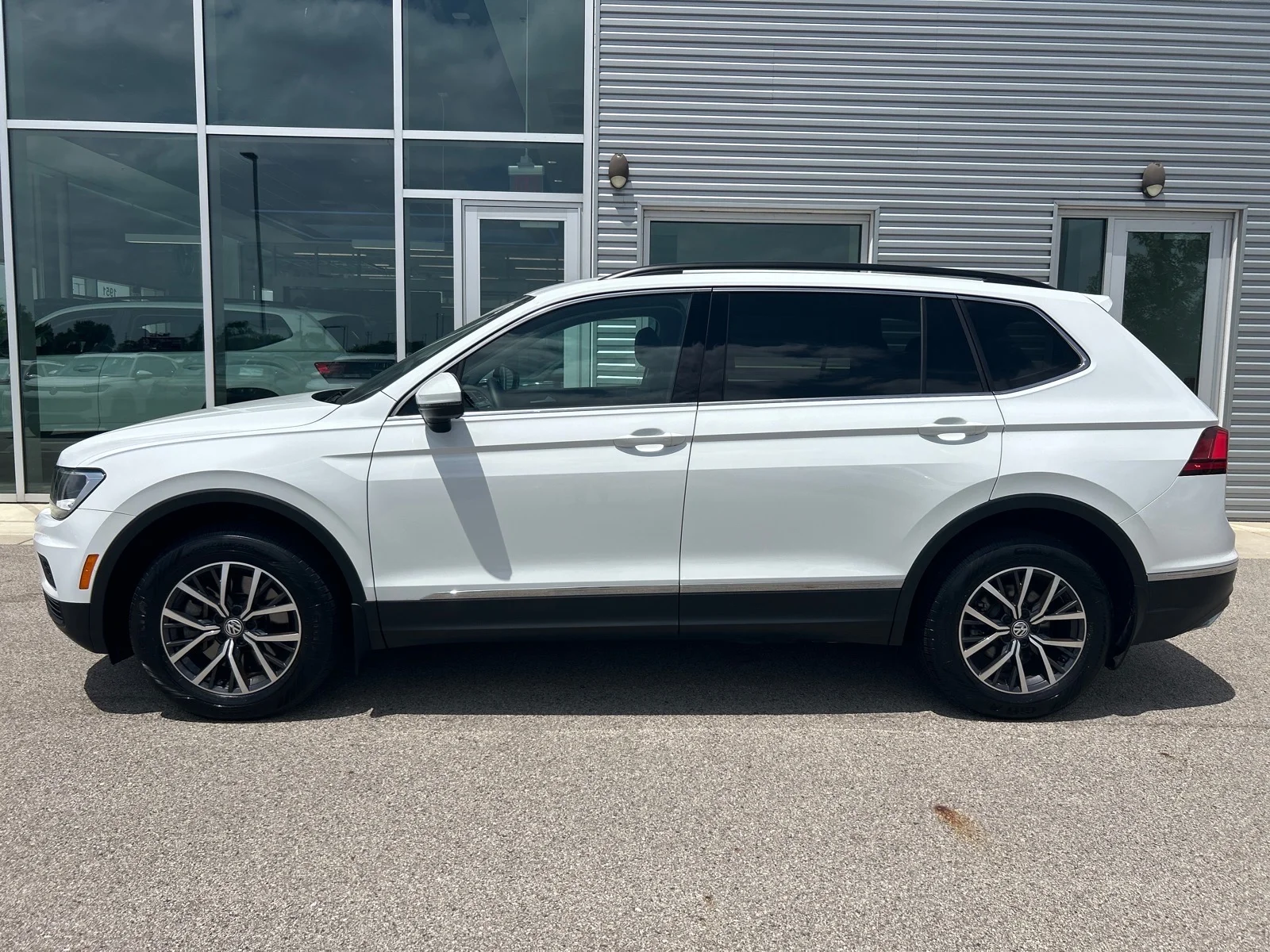 Used 2020 Pure White Volkswagen SE 4Motion image 2
