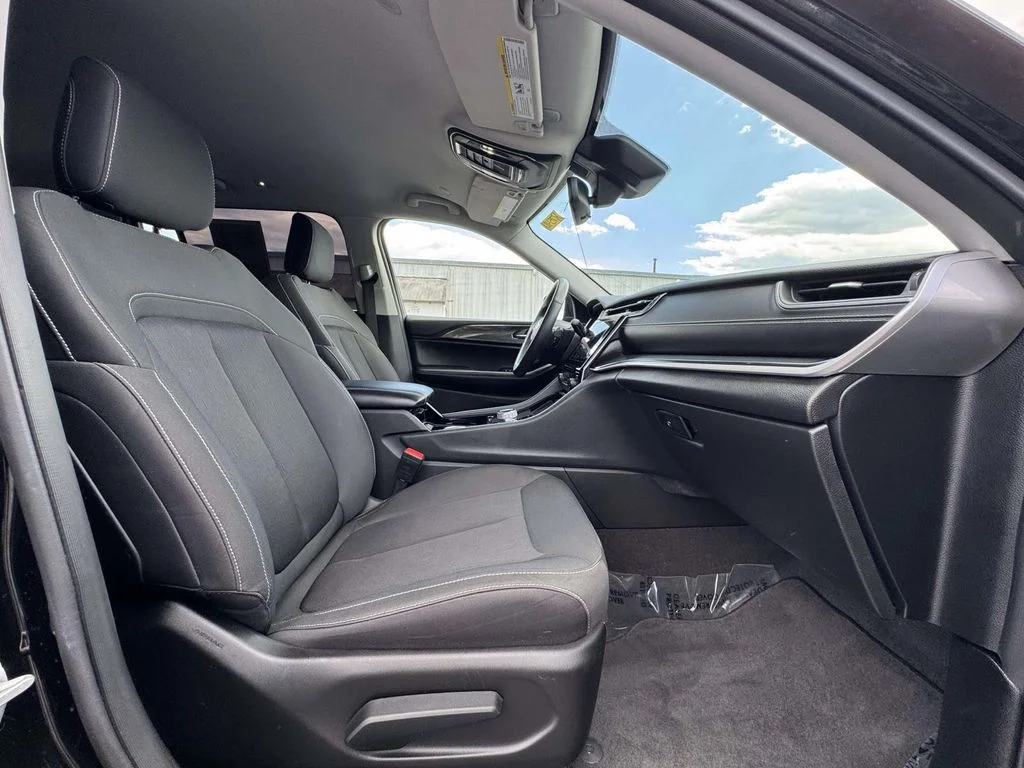 Used 2021 Black Jeep Laredo image 15