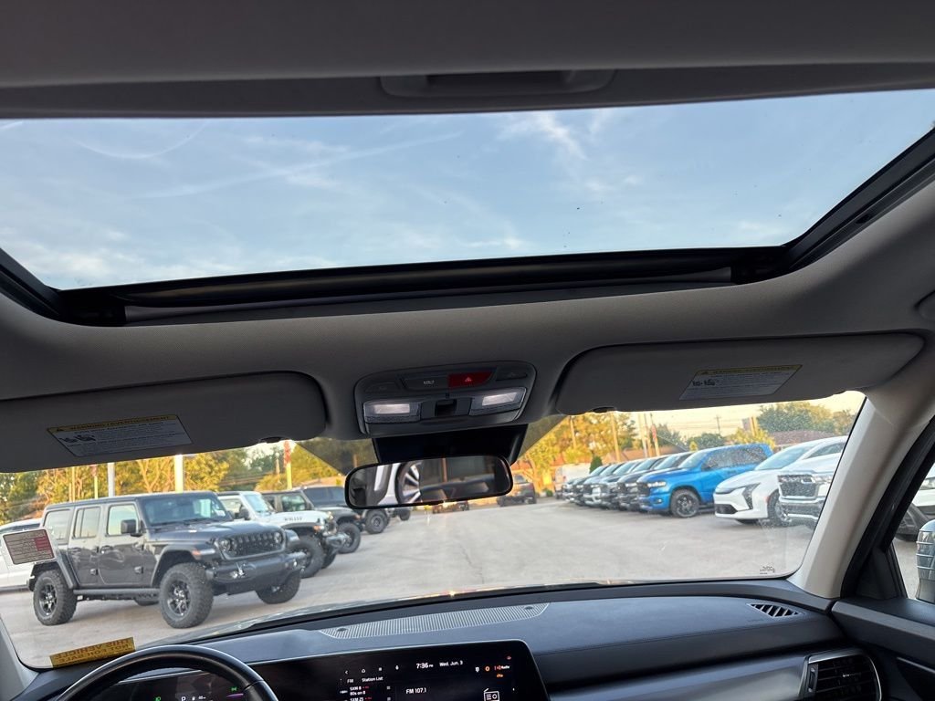 Used 2025 Silver Kia S image 36