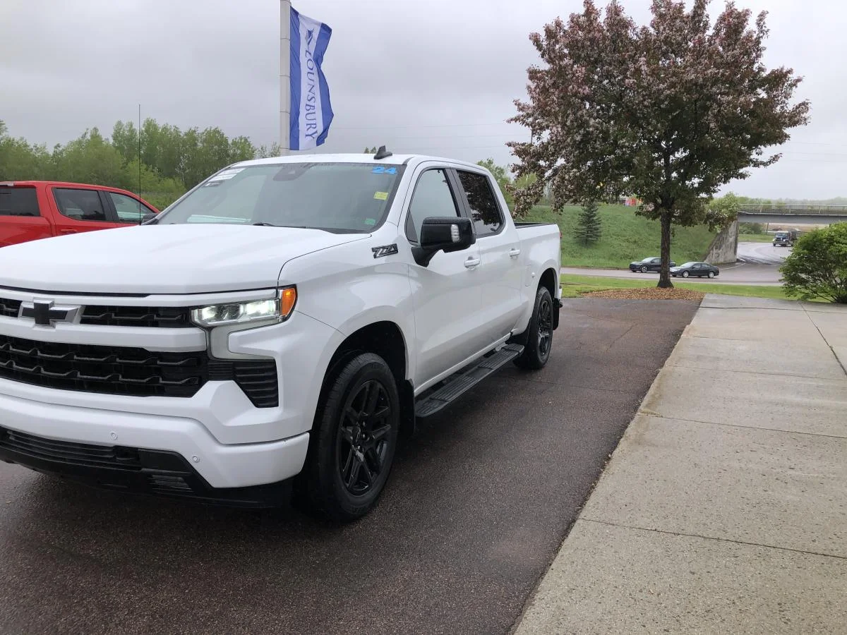Used 2024 White Chevrolet 4WD Crew Cab 147" RST w/ Z71 image 4