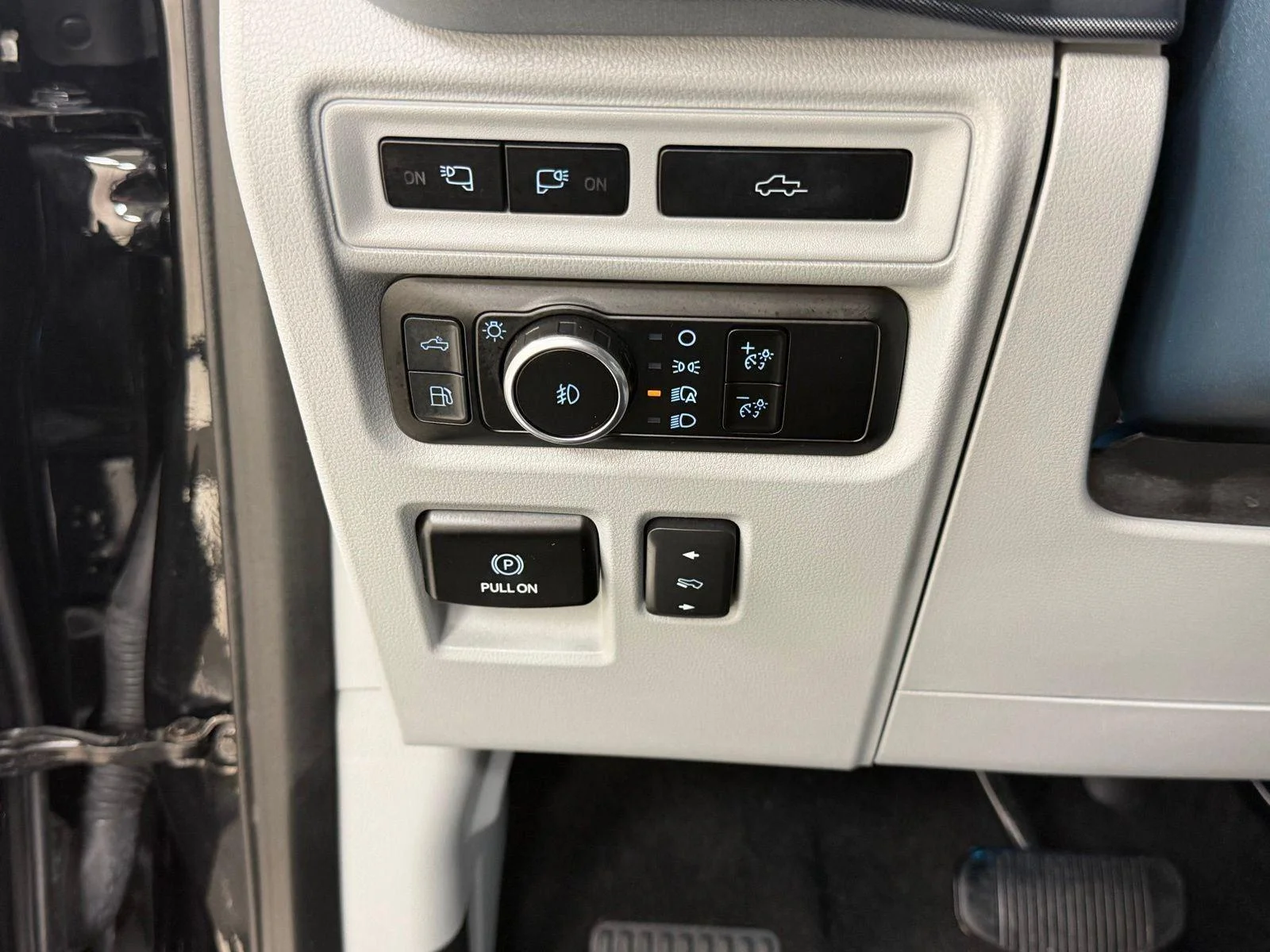 Used 2023 Agate Black Metallic Ford Limited image 34