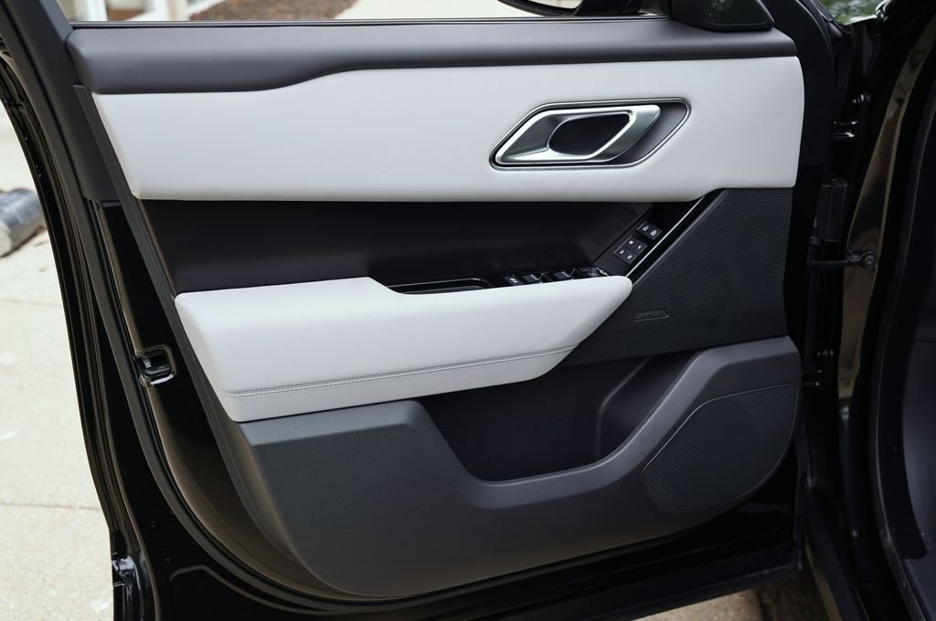 New 2026 Santorini Black Land Rover Belgravia Edition image 10