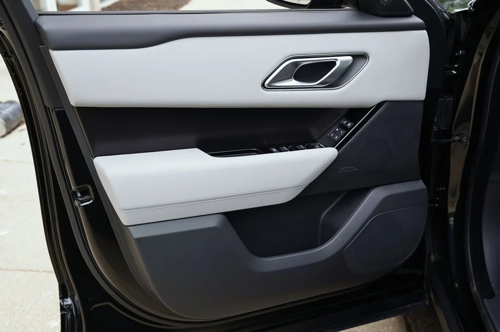 New 2026 Santorini Black Land Rover Belgravia Edition image 10
