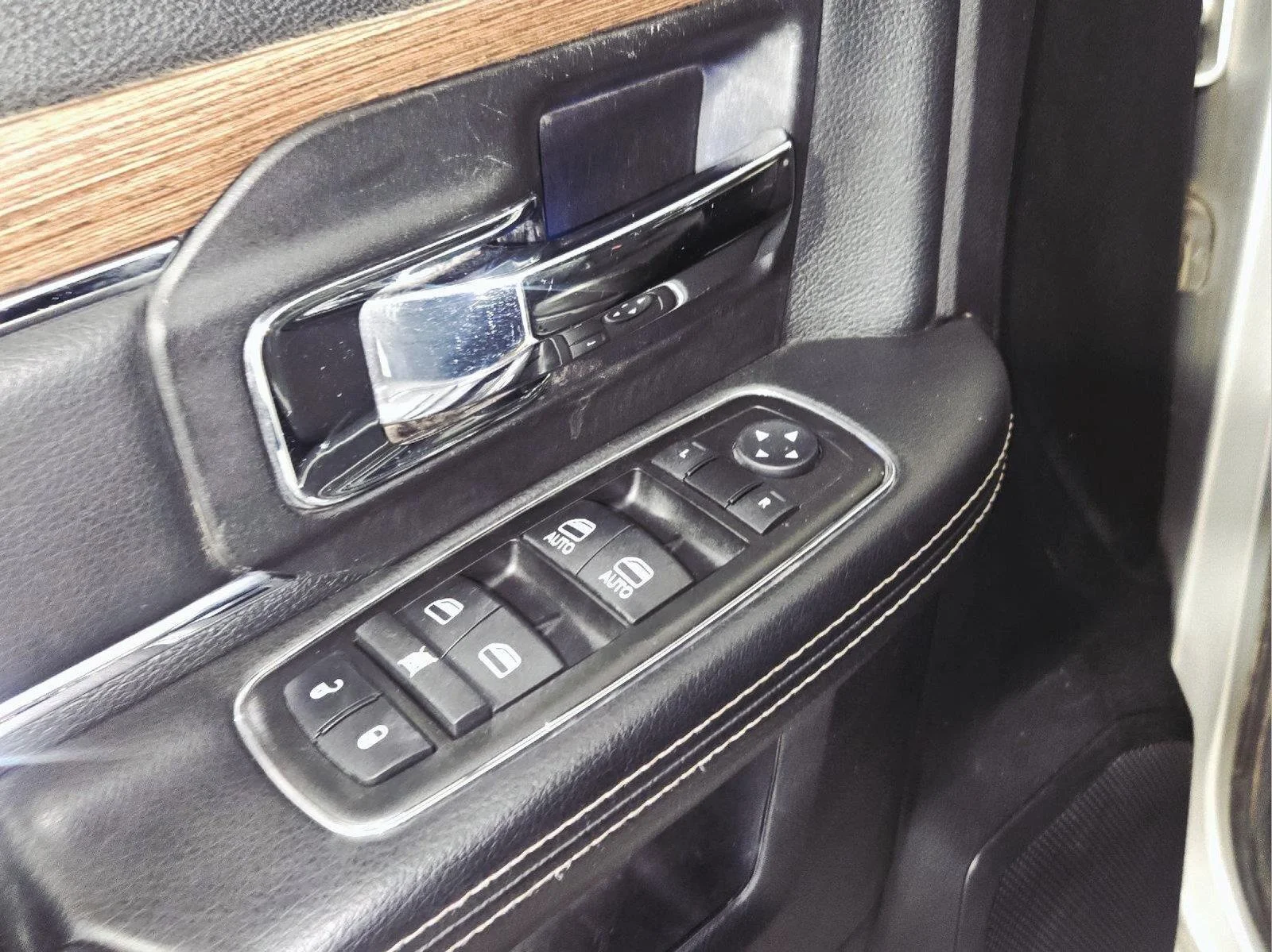 Used 2014 Bright Silver Metallic Clearcoat Ram Laramie image 12