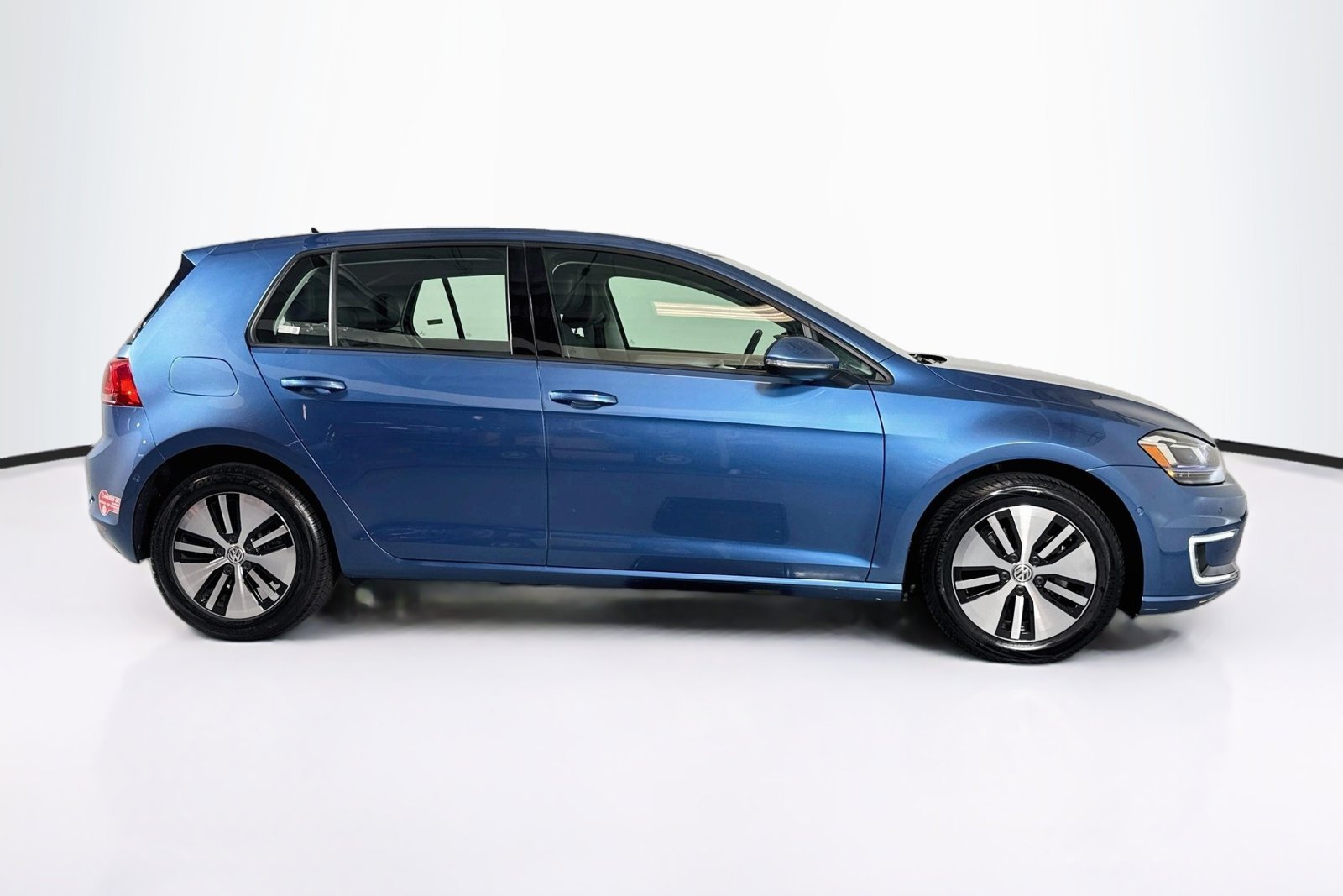 Used 2016 Pacific Blue Volkswagen SEL Premium image 4