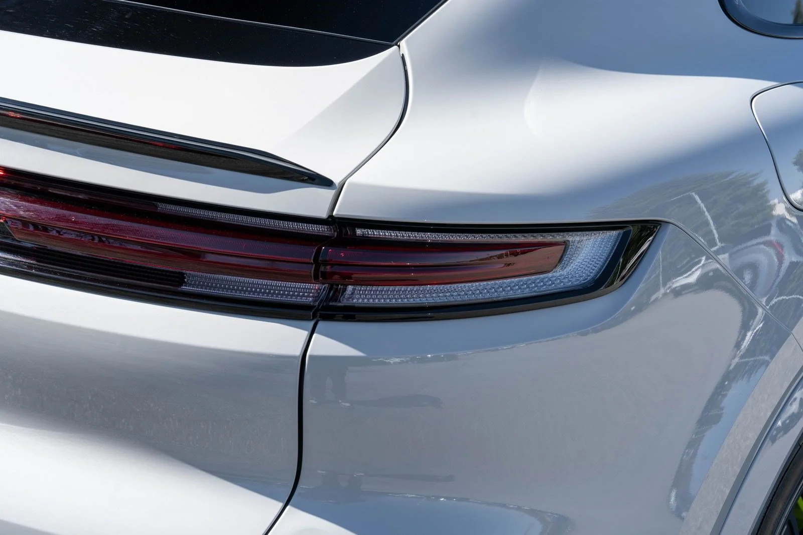 Used 2025 White Porsche S E-Hybrid Coupe image 14