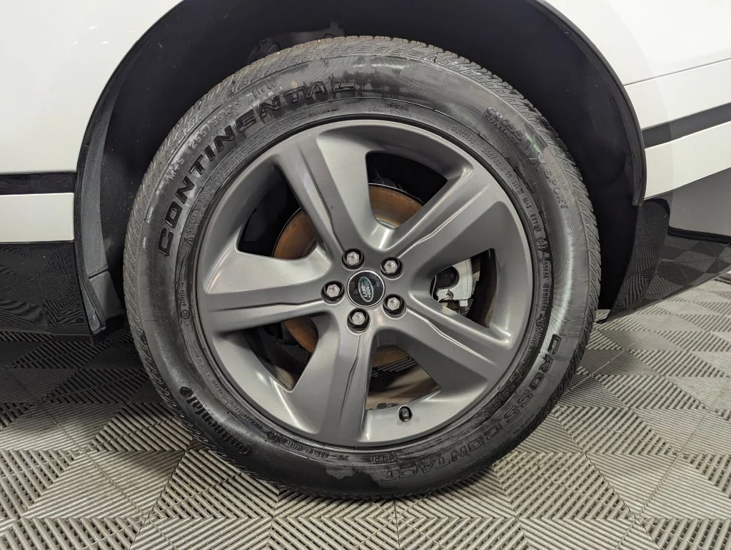 Certified Used 2025 White Land Rover Dynamic SE image 27