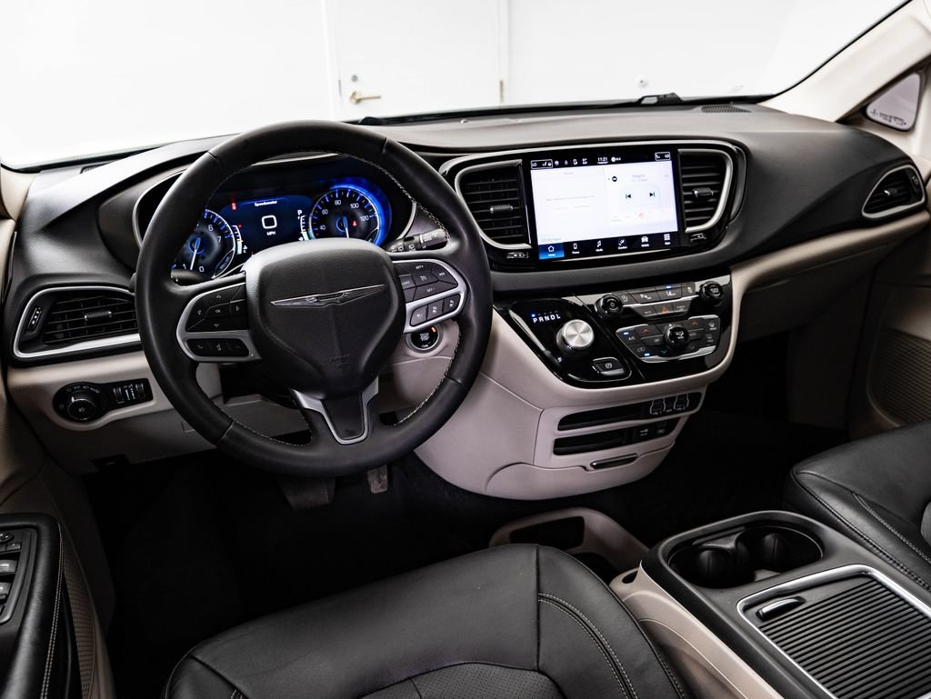 Used 2022 Ceramic Gray Clearcoat Chrysler Touring L image 4