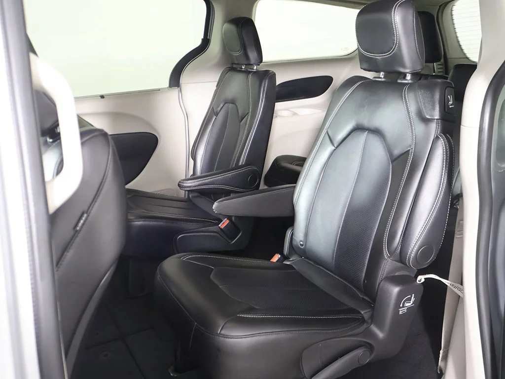 Used 2024 Silver Mist Clearcoat Chrysler Touring L image 34