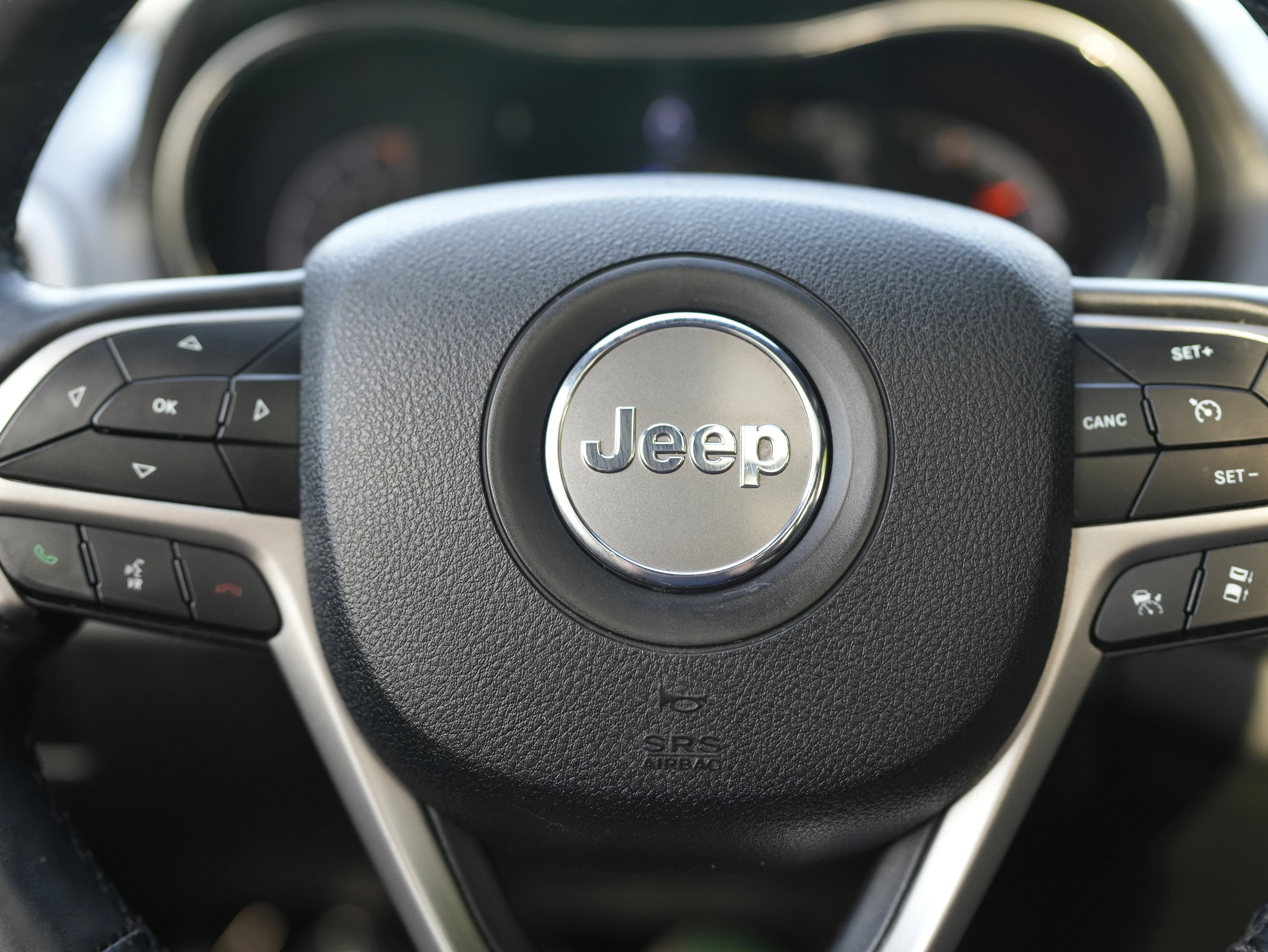 Used 2018 Billet Silver Metallic Clearcoat Jeep High Altitude image 21