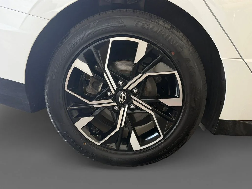 Used 2025 White Hyundai SEL image 11