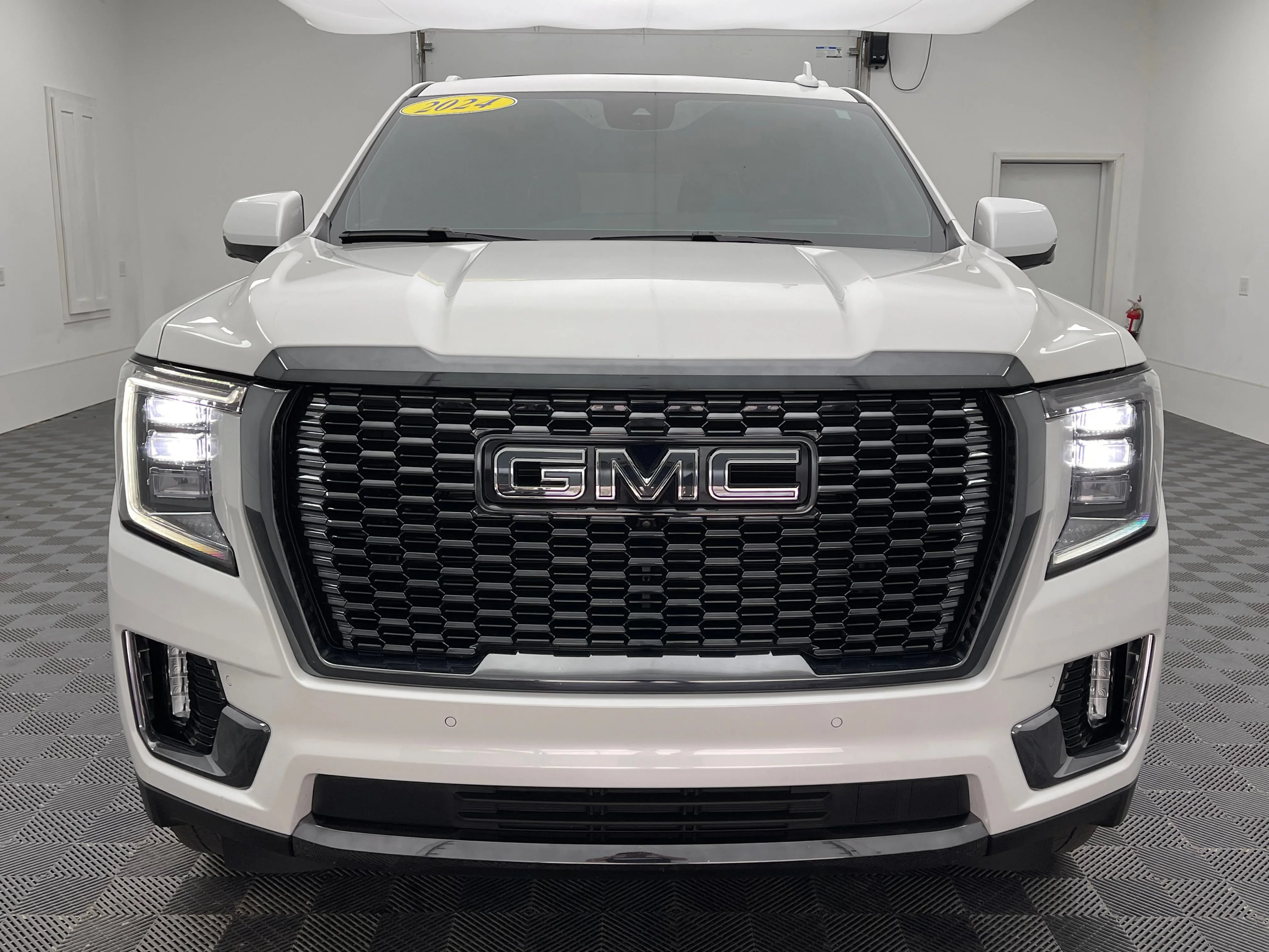 Used 2024 White Frost Tricoat GMC Denali Ultimate image 19