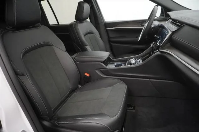 New 2026 Bright White Clear-Coat Exterior Paint Jeep Laredo image 34