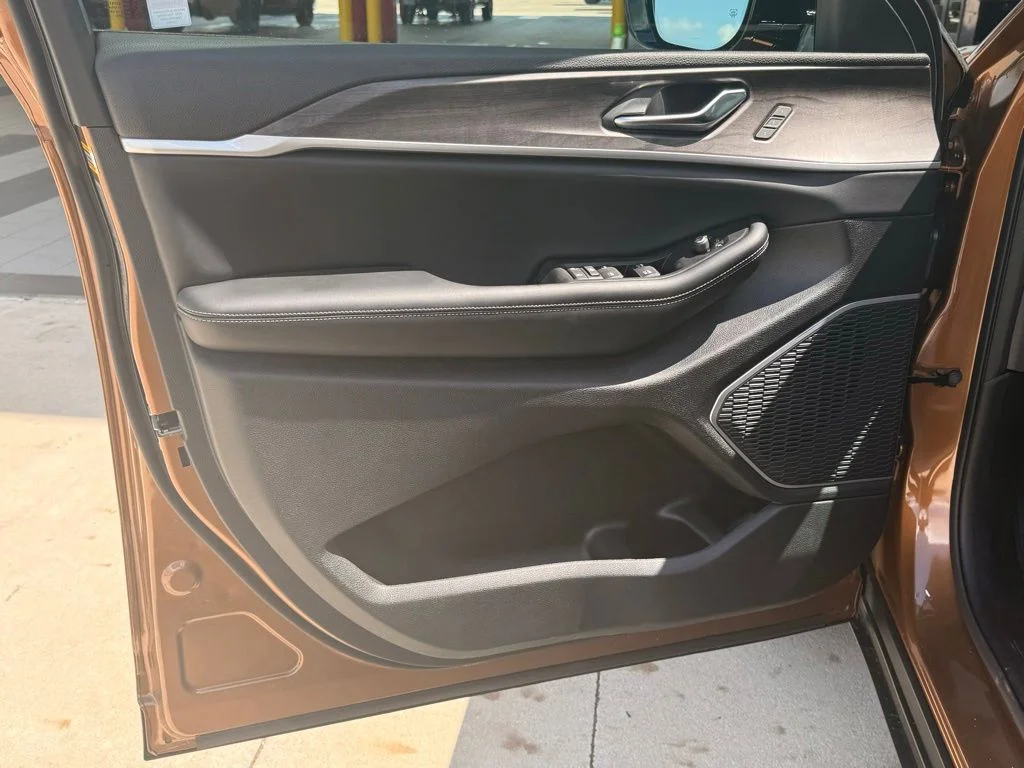 New 2026 Copper Shino Metallic Clear-Coat Exterior Paint Jeep Limited image 29