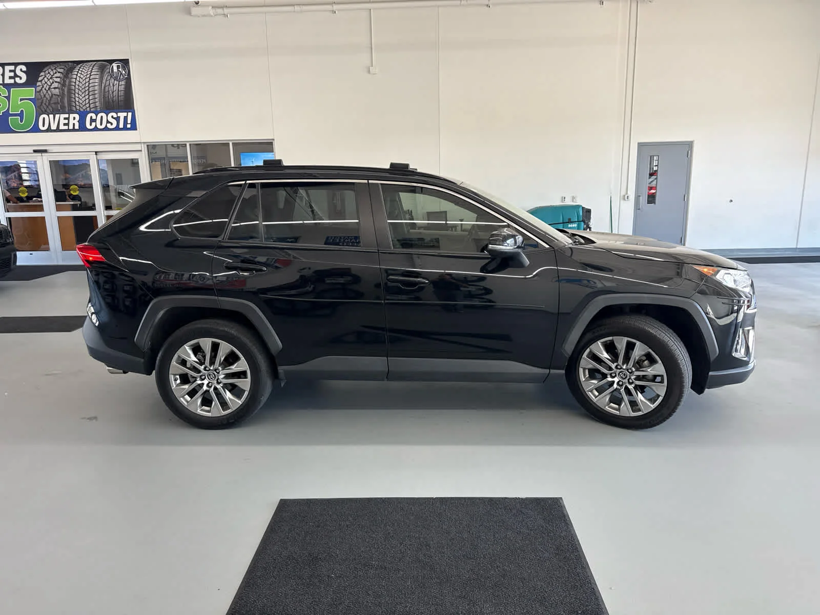 Used 2019 Midnight Black Metallic Toyota XLE Premium image 4