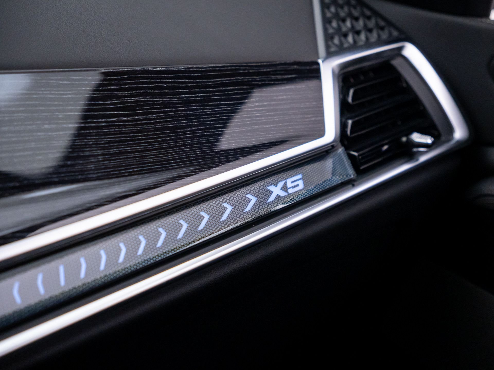 New 2026 Black Sapphire Metallic BMW xDrive50e image 26