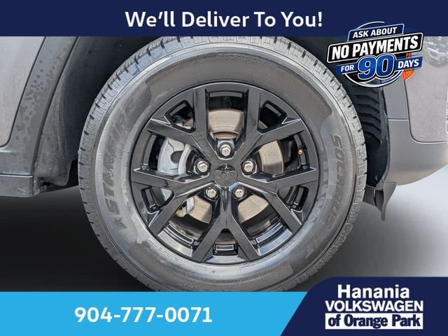Used 2024 Gray Jeep Altitude image 11