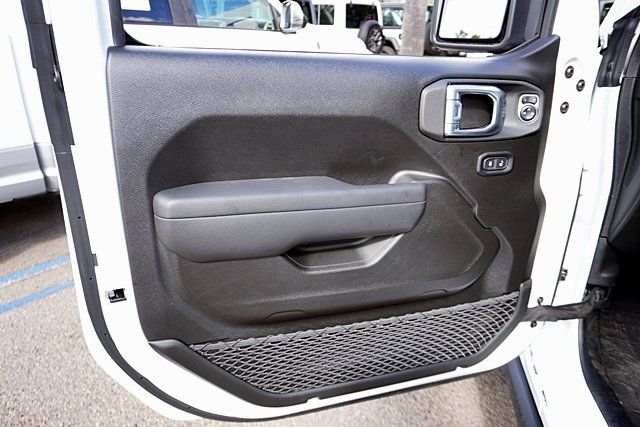 New 2026 Bright White Clear-Coat Exterior Paint Jeep Rubicon image 28