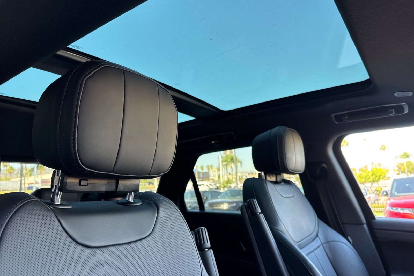 Used 2023 Gray Land Rover SE image 18
