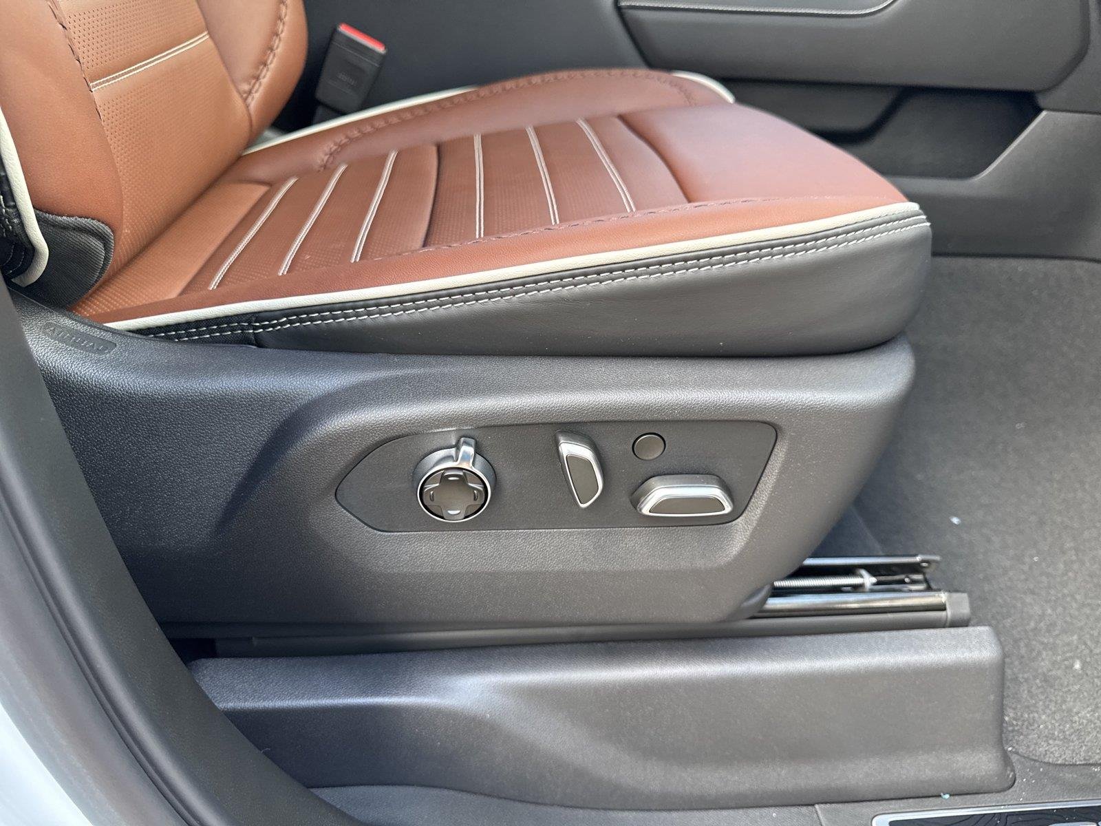New 2026 Glacier White Tricoat GMC Denali Ultimate image 39