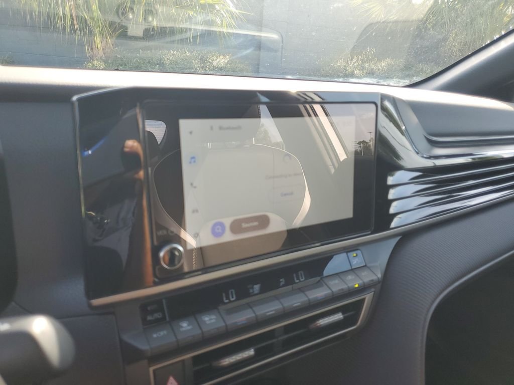 Used 2025  Toyota SE image 19