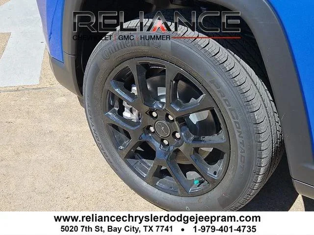 New 2026 Hydro Blue Pearl-Coat Exterior Paint Jeep Latitude image 8
