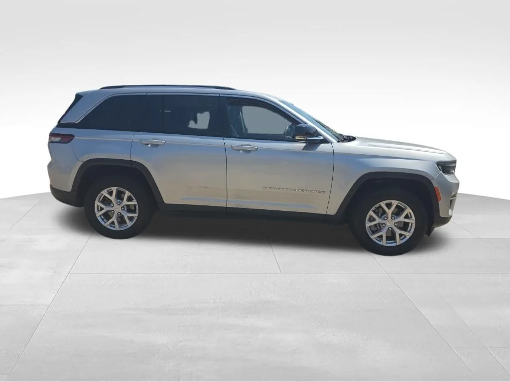 Used 2024 Silver Jeep Limited image 7
