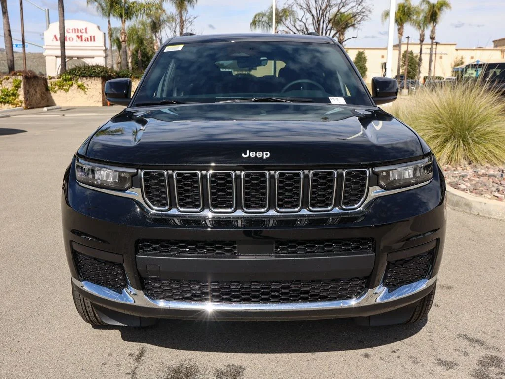New 2026 Diamond Black Crystal Pearl-Coat Exterior Paint Jeep Laredo image 9
