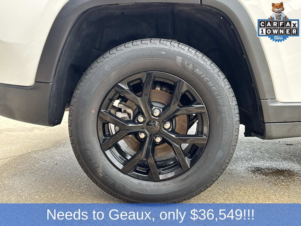 Used 2025 White Jeep Altitude image 19