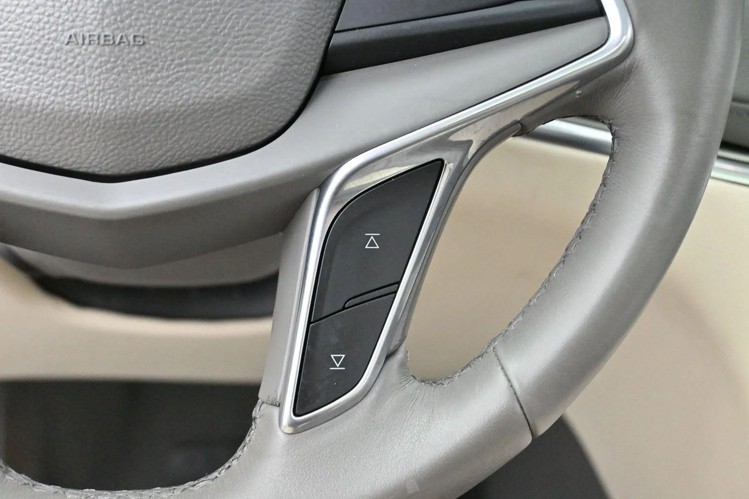 Used 2017 CRYSTAL WHITE TRICOAT Cadillac Luxury FWD image 19