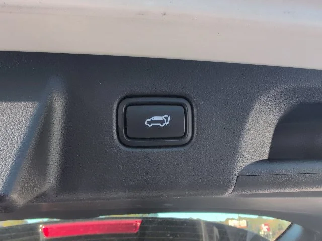 Used 2025 White Hyundai SEL image 18