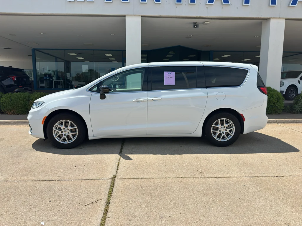 Used 2024 White Chrysler Touring L image 4