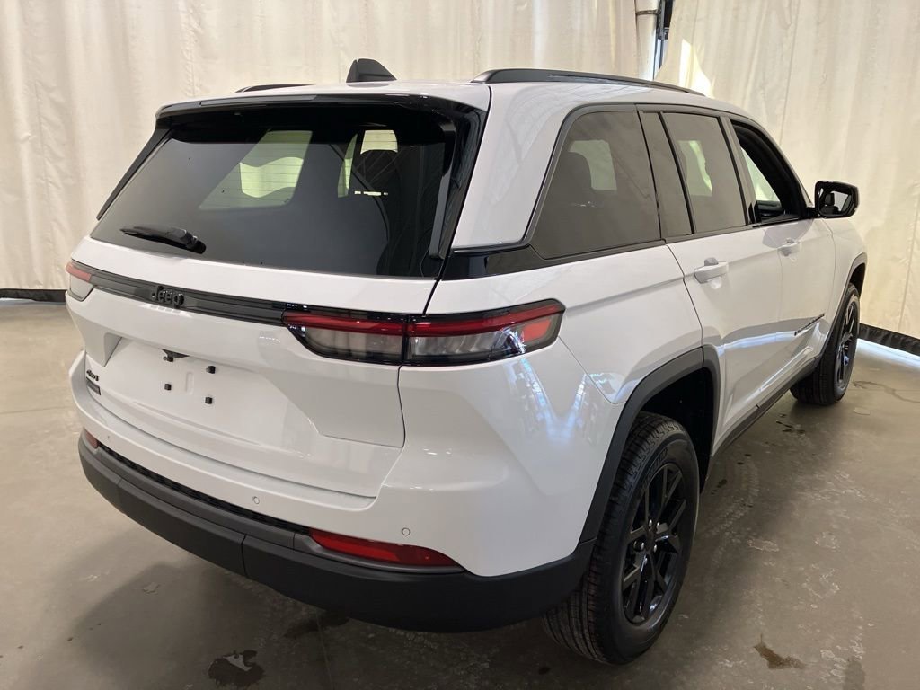 New 2026 Bright White Clear-Coat Exterior Paint Jeep Laredo Altitude image 22